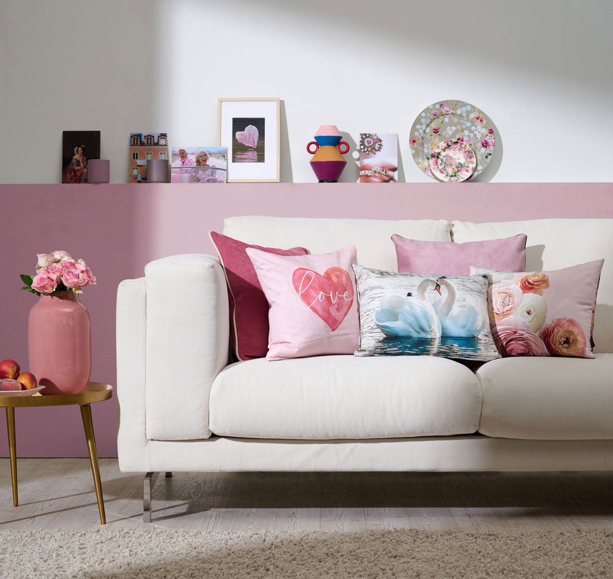 Sofa mit Kissen - Vase mit Blumen und diverse Wohnaccessoires