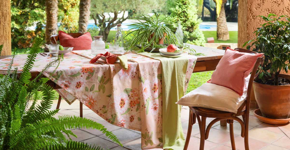 Tischdecken und Kessen in sommerlichen Pastelltoenen