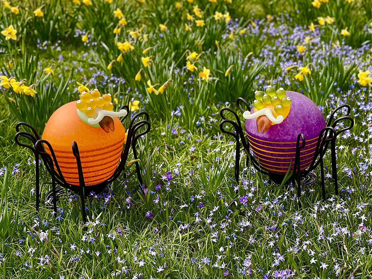 Glasskulptur auf Fruehlingswiese