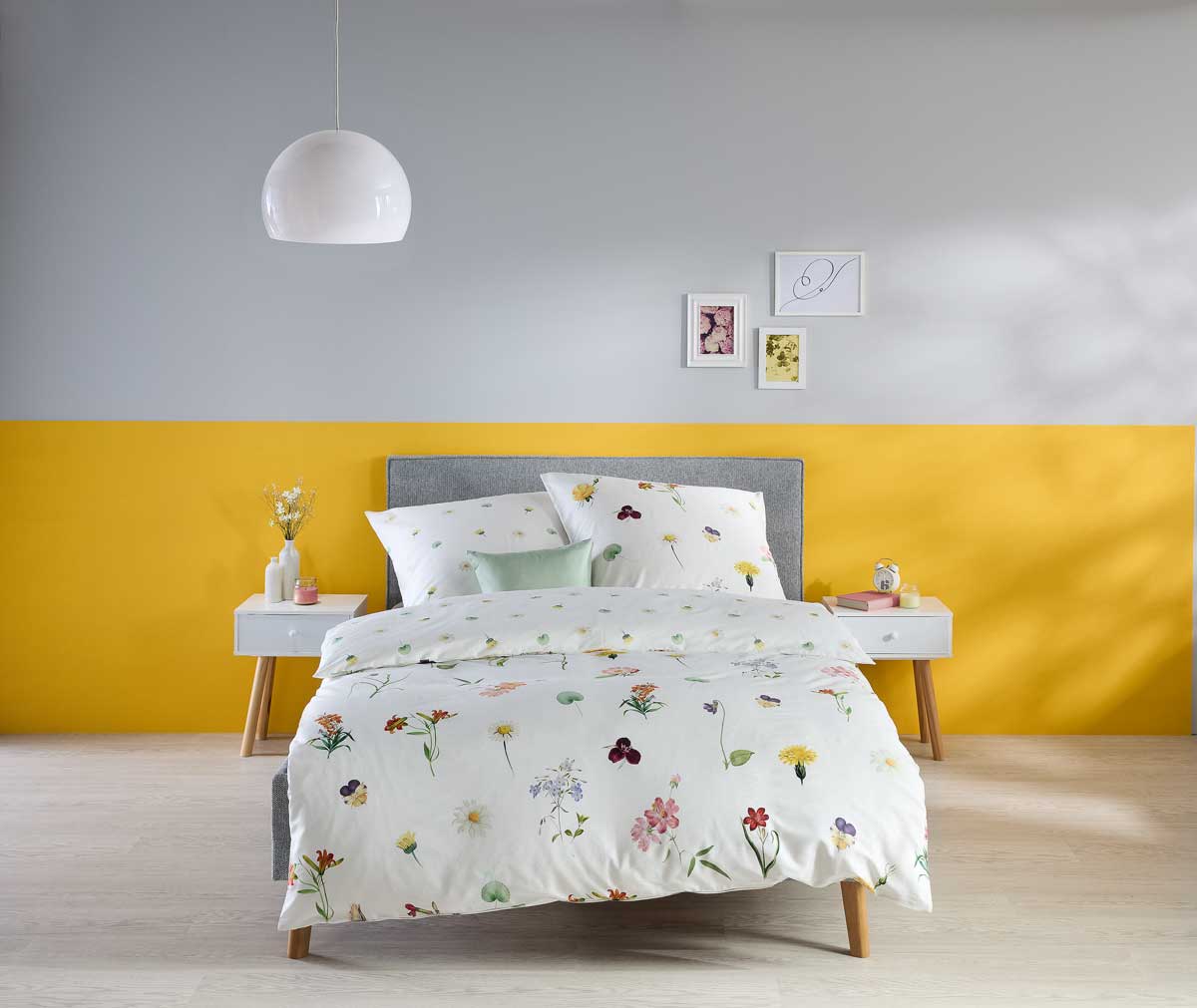 Bettwäsche mit stilisierten Blumenmotiven