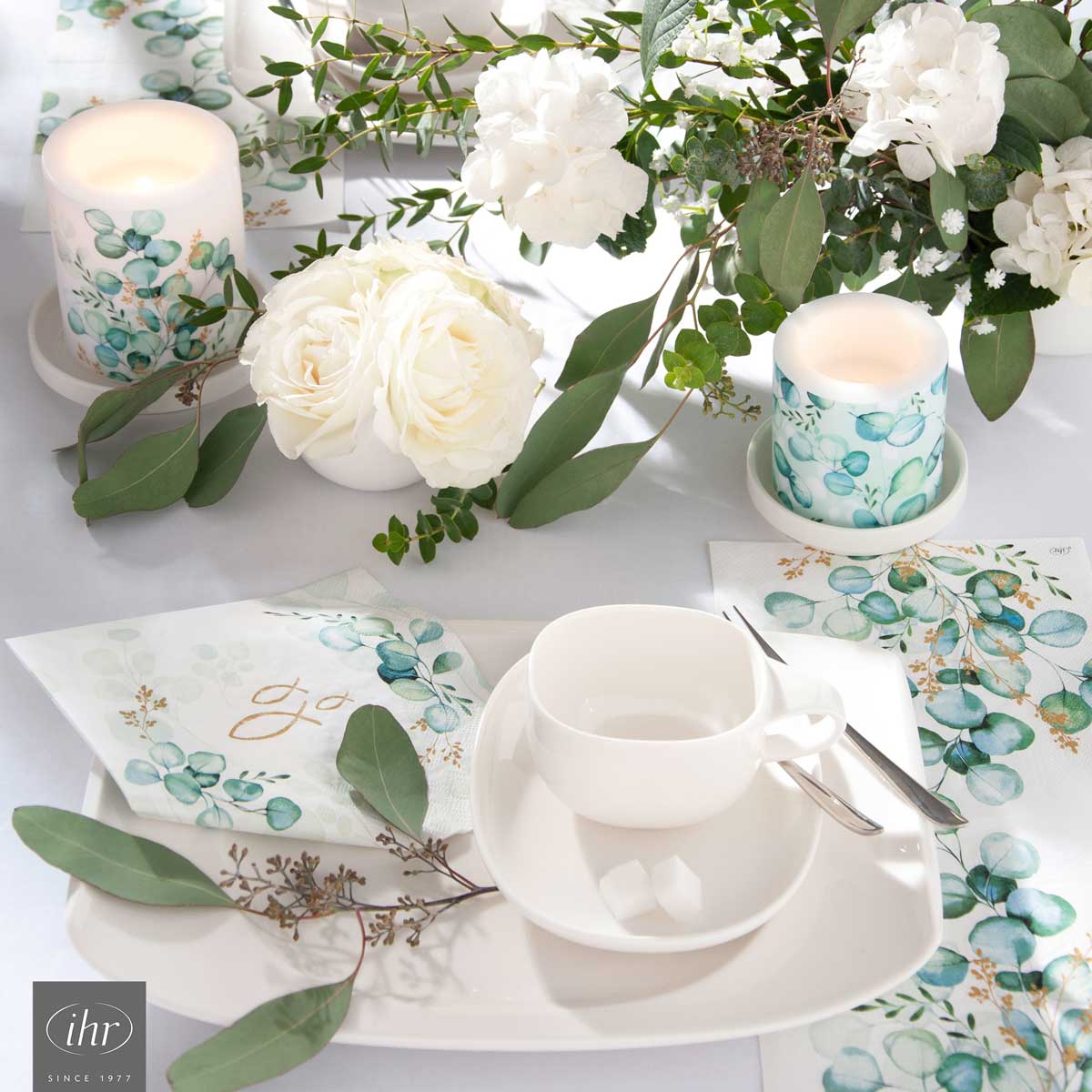 Servietten und passende Kerzen von ihr als Tischgedeck