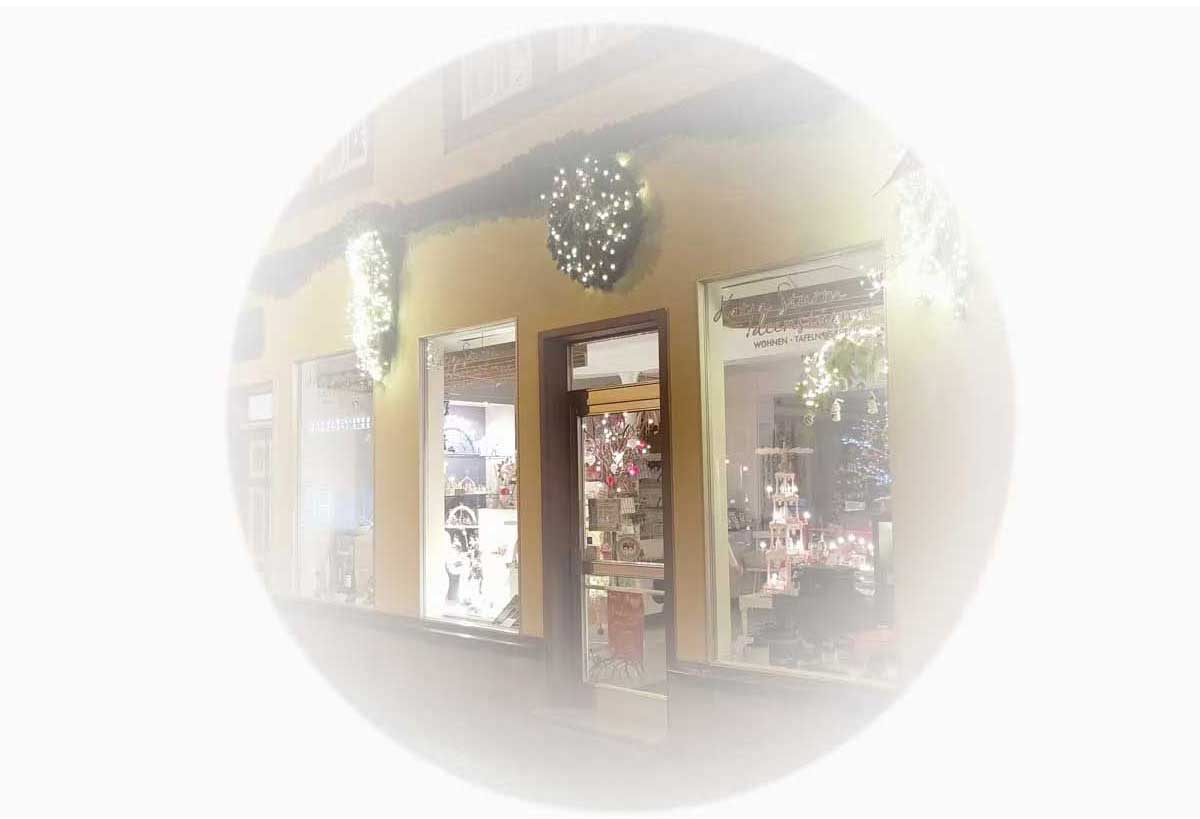 weihnachtlich geschmückte Ladeneingangstür Ideenstürme, Kettenstrasse