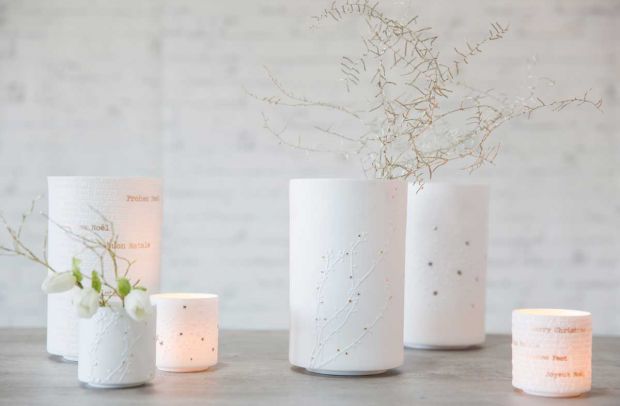 weiße Vasen mit goldenen Puenktchen in unterschiedlichen Groessen