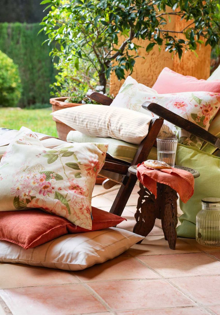 Liegestuhl mit vielen Kissen mit sommerlichen Motiven