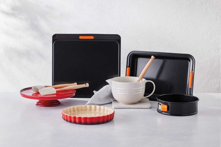 Backformen von Le Creuset in unterschiedlichen Groessen und Formen