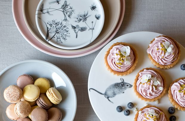 Teller und Schalen mit Tiermotiven