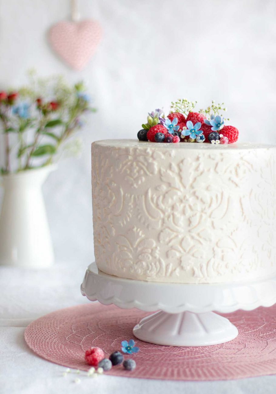 Weiße Torte mit Fruchtdekor