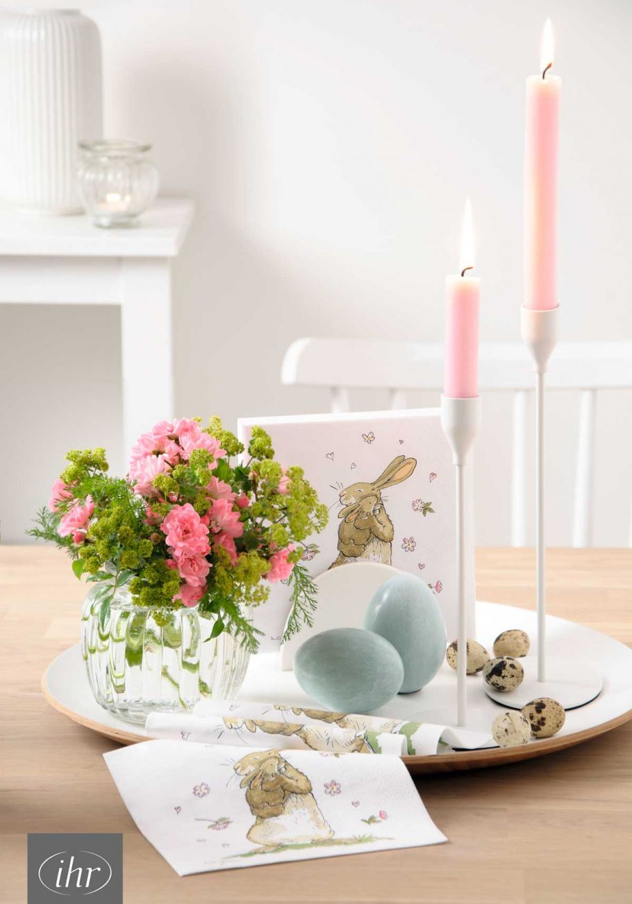 Kerzen, Osterservietten mit Hasenmotiv, Glasvase mit Blumen