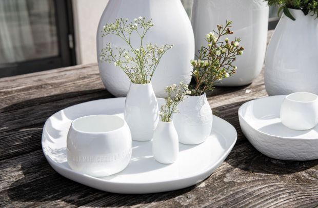 weiße Porzellanvasen in unterschiedlichen Größen und Formen