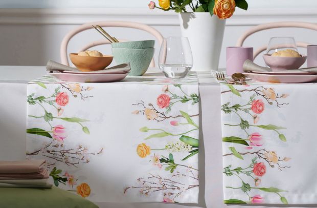 weiße Tischläufer mit Blumendekor