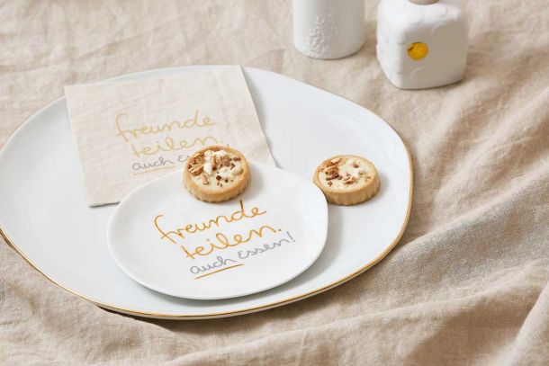 Teller und Servietten mit Motto - Freunde teilen auch essen