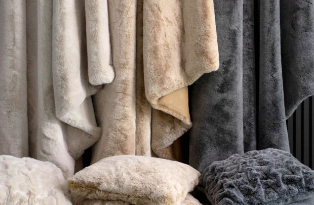 Kissen und Plaids in Felloptik