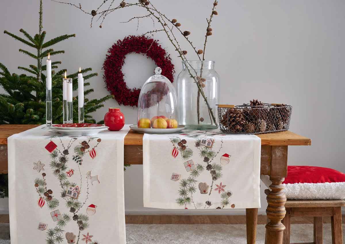 Tischläufer mit weihnachtlichen Motiven 