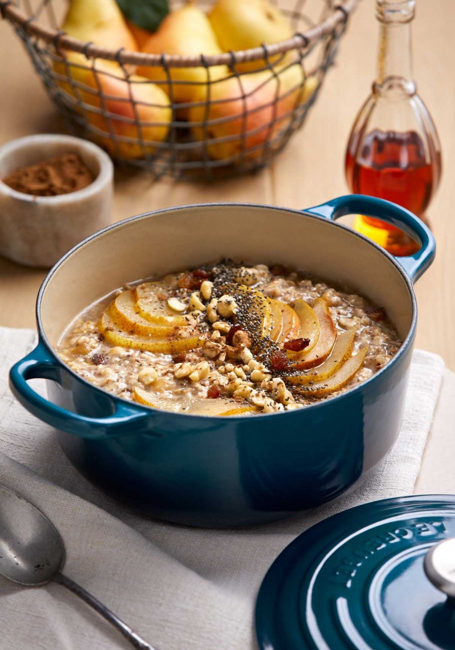 Topf von LeCreuset mit ´Deckel  in blau mit Birnenauflauf