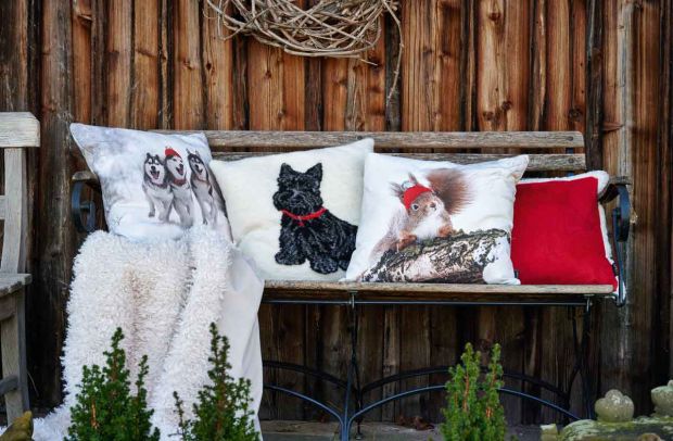 weiße Kissen mit unterschiedlichem Tiermotiv