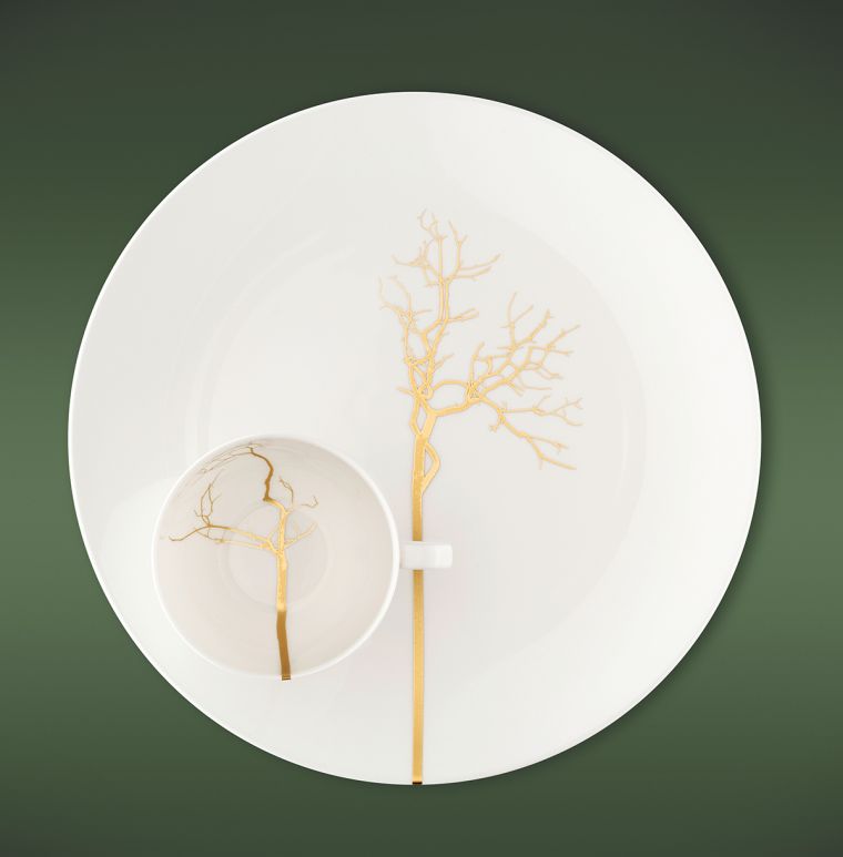 weißer Teller und Tasse mit Dekor goldener Baum von Dibbern