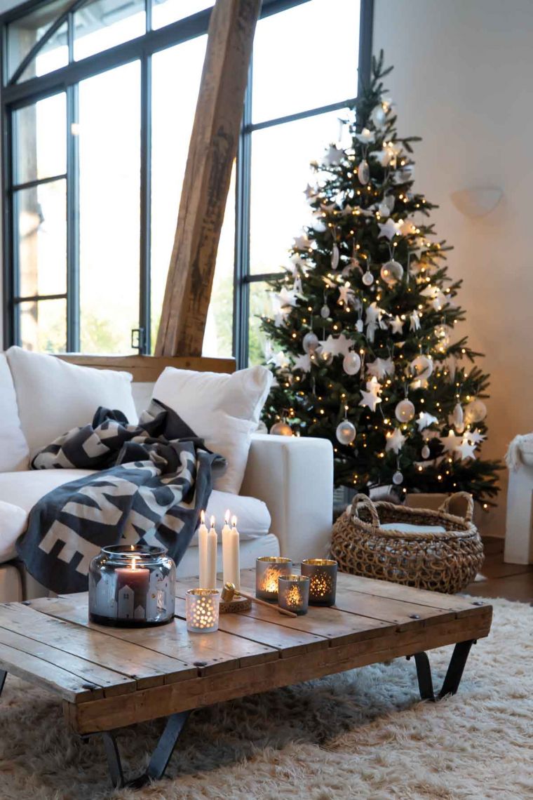 Tannenbaum mit Weihnachtsschmuck, Decke, Kissen, Kerzen in weihnachtlichem Zimmer in vorwiegend grün-weiß Tönen