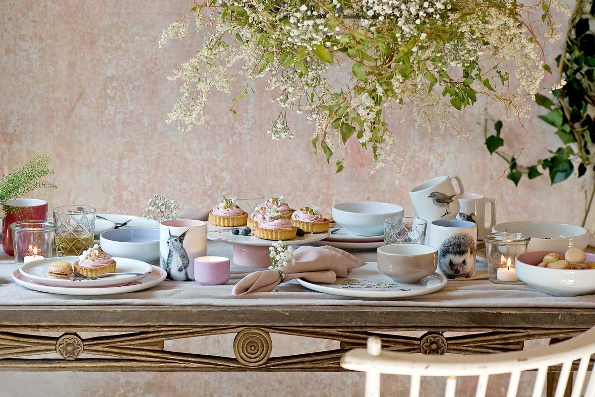 gedeckter Tisch - Osterbrunch mit Schalen und Teller in Pastell oder mit Tiermotiven