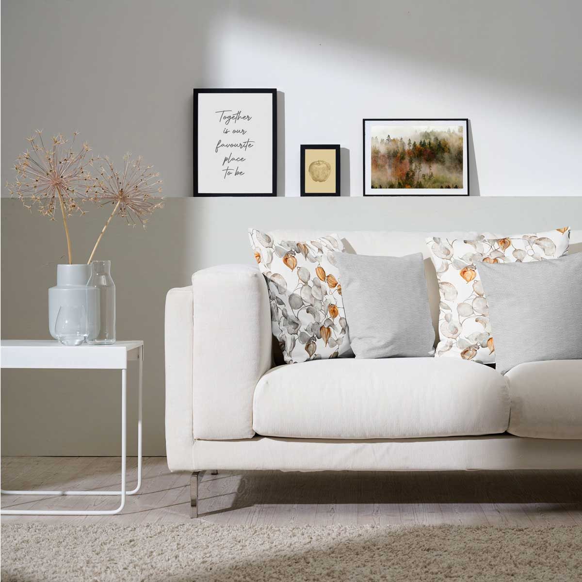 Weißes Sofa mit Kissen in Herbstdekor, Beistelltisch mit Vase, Bilder