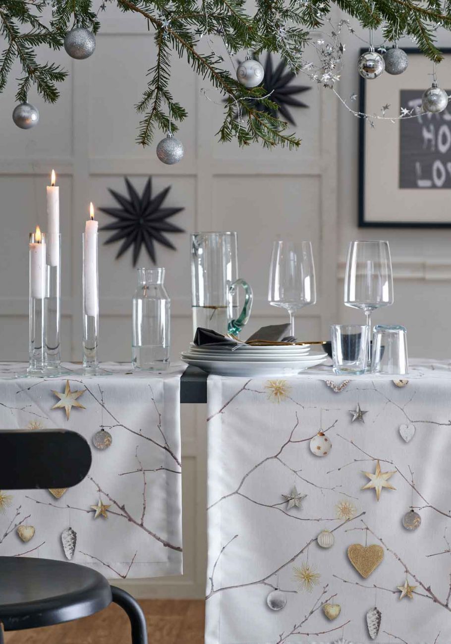 Gedeckter Weihnachtstisch mit Weihanchtsdeko und passenden Servietten