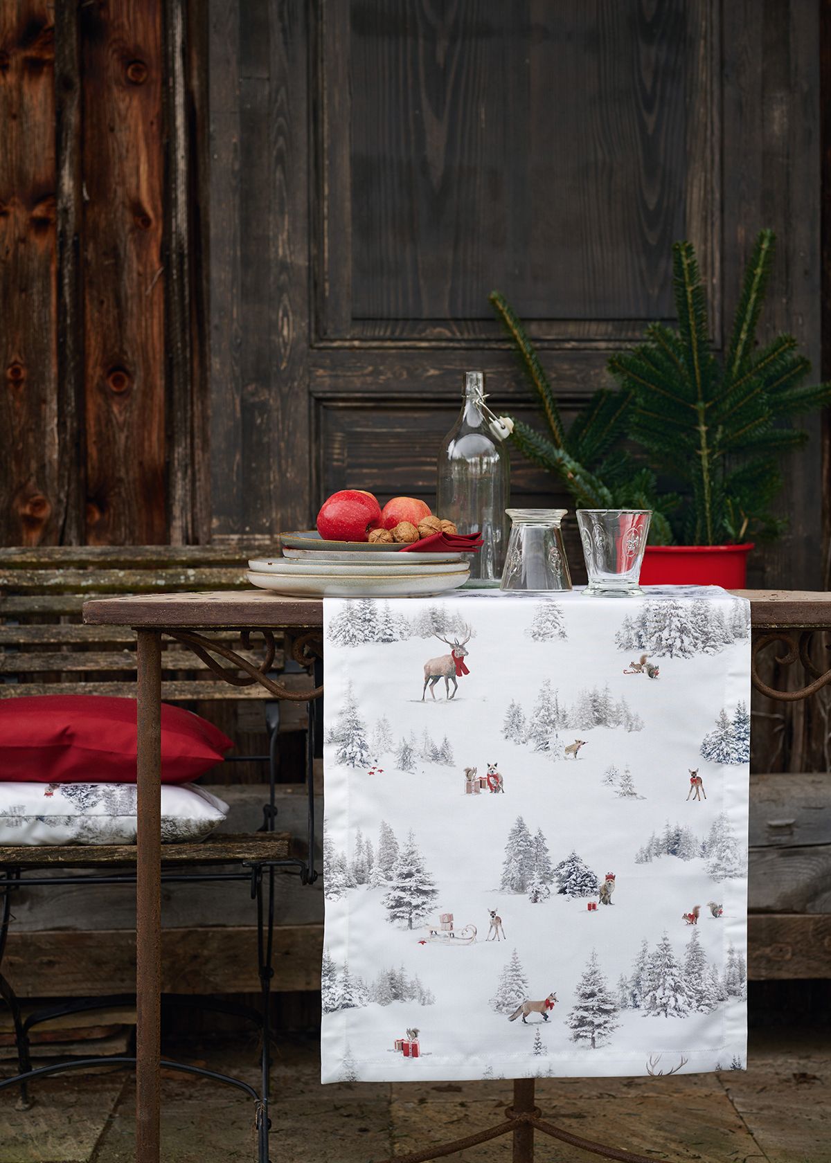 Tischläufer und Kissen mit Wintermotiven von Apelt