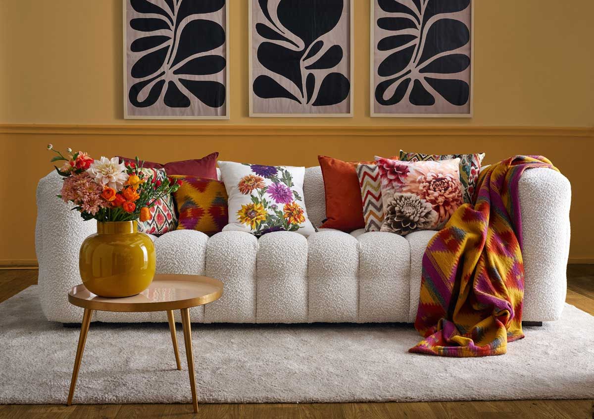 Sofa mit Kissen, Decke, Beistelltisch, Bilder  und Accessoires