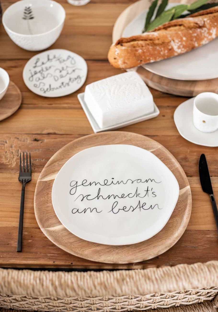 Gedeckter Tisch mit Mottotellern von Räder Design