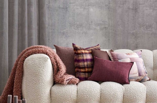 Kissen und Plaids in herbstlichen Farben