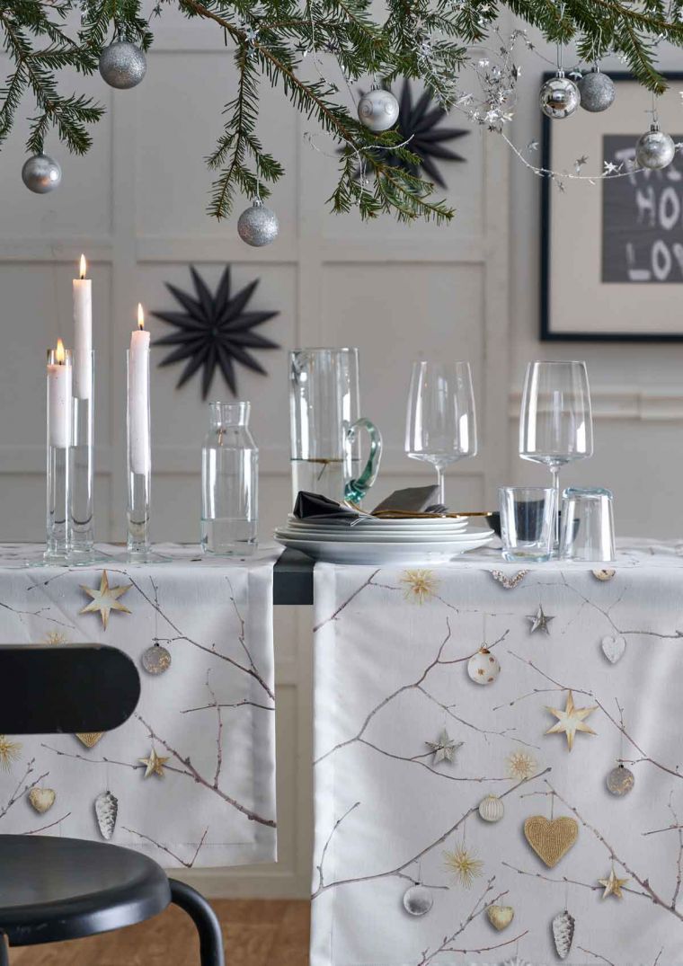 festlich gedeckter Tisch, Tischwäsche mit weihnachtlichem Dekor (Kugeln, Sterne, Herzen, Zapfen)