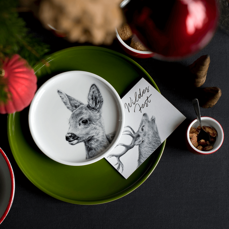 Teller mit Rehkitz und Serviette mit Hirsch und Text Wildes Fest